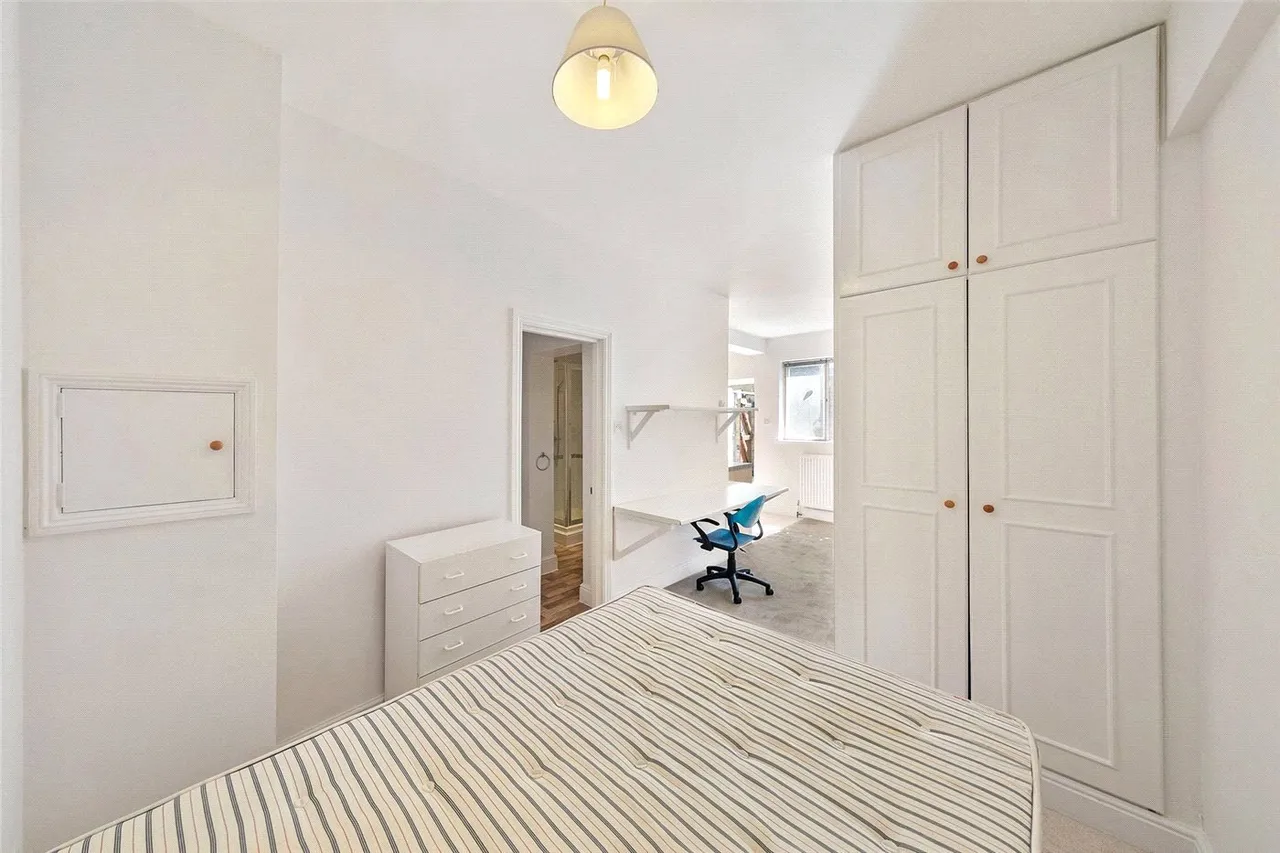 Putney Bridge Road, London, SW15, photo 6