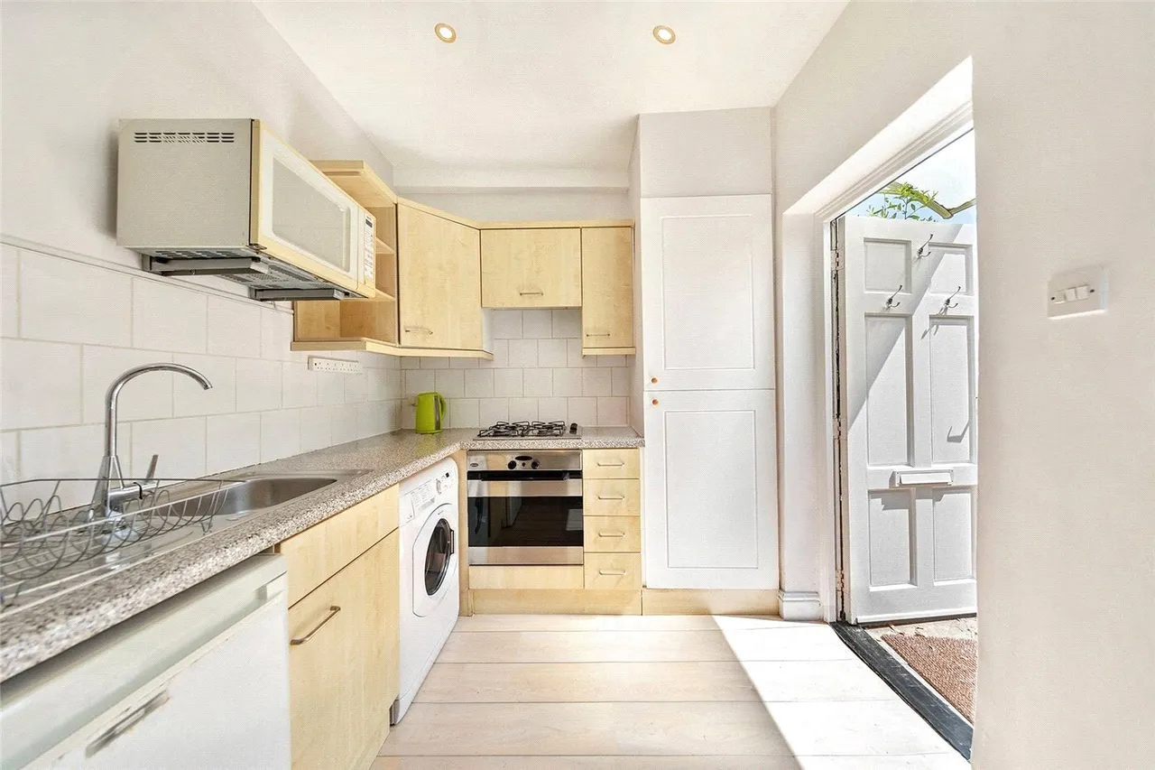 Putney Bridge Road, London, SW15, photo 5