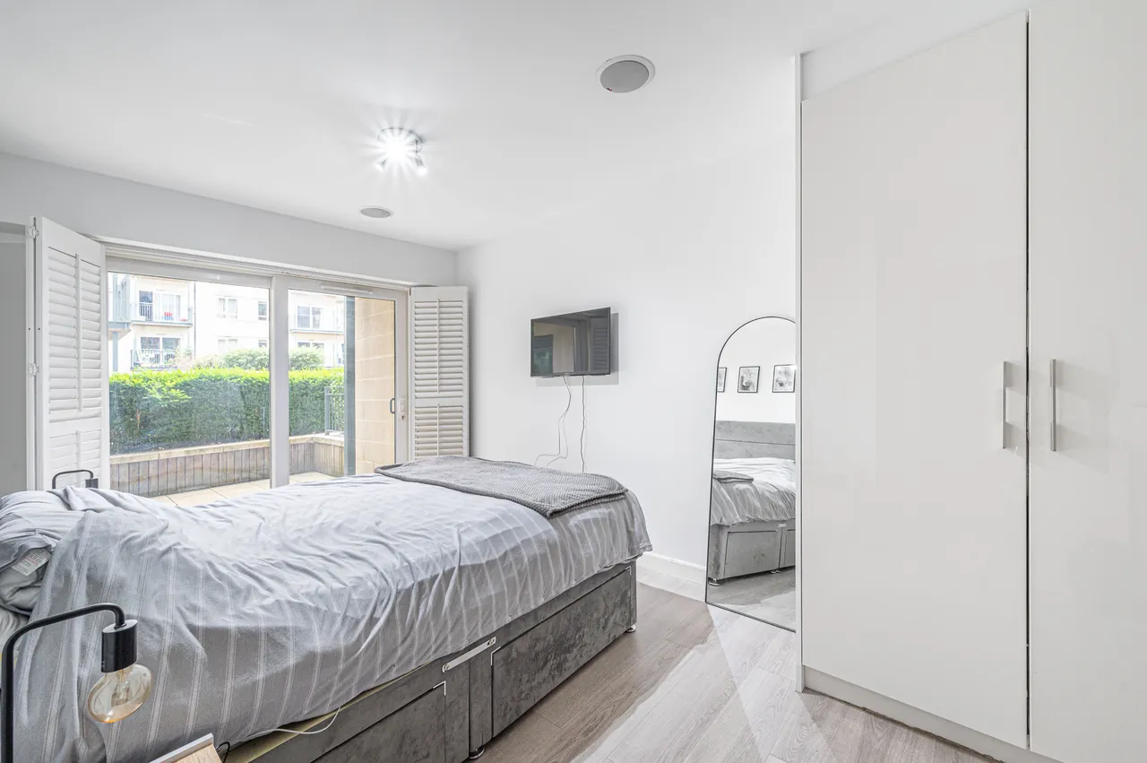 London, NW9, photo 6