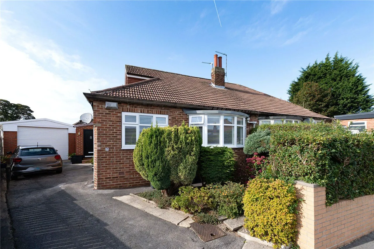 2 bed house for sale, High Moor Grove, Leeds, LS17
