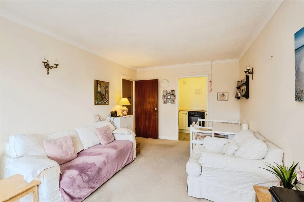1 bed flat for sale, Parklands Court, Sketty, SA2