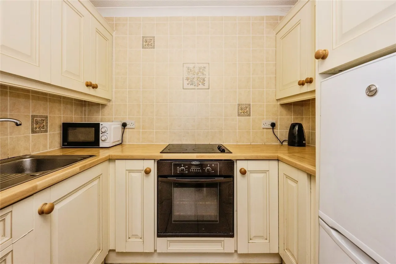 Parklands Court, Sketty, SA2, photo 3