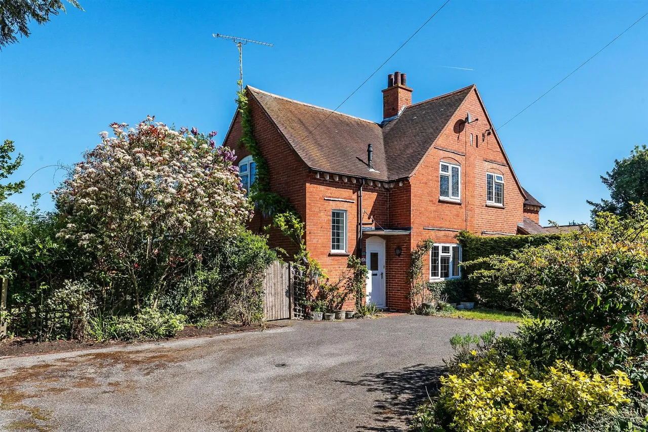 2 bed house for sale, Lower Road, Little Bookham, KT23