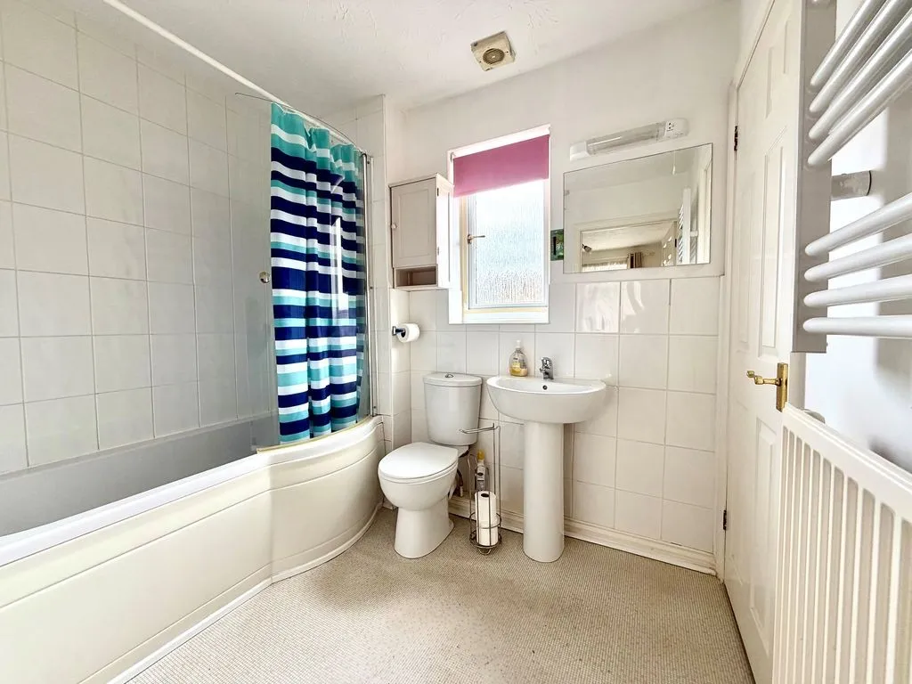 Honeysuckle Close, Calne, photo 7