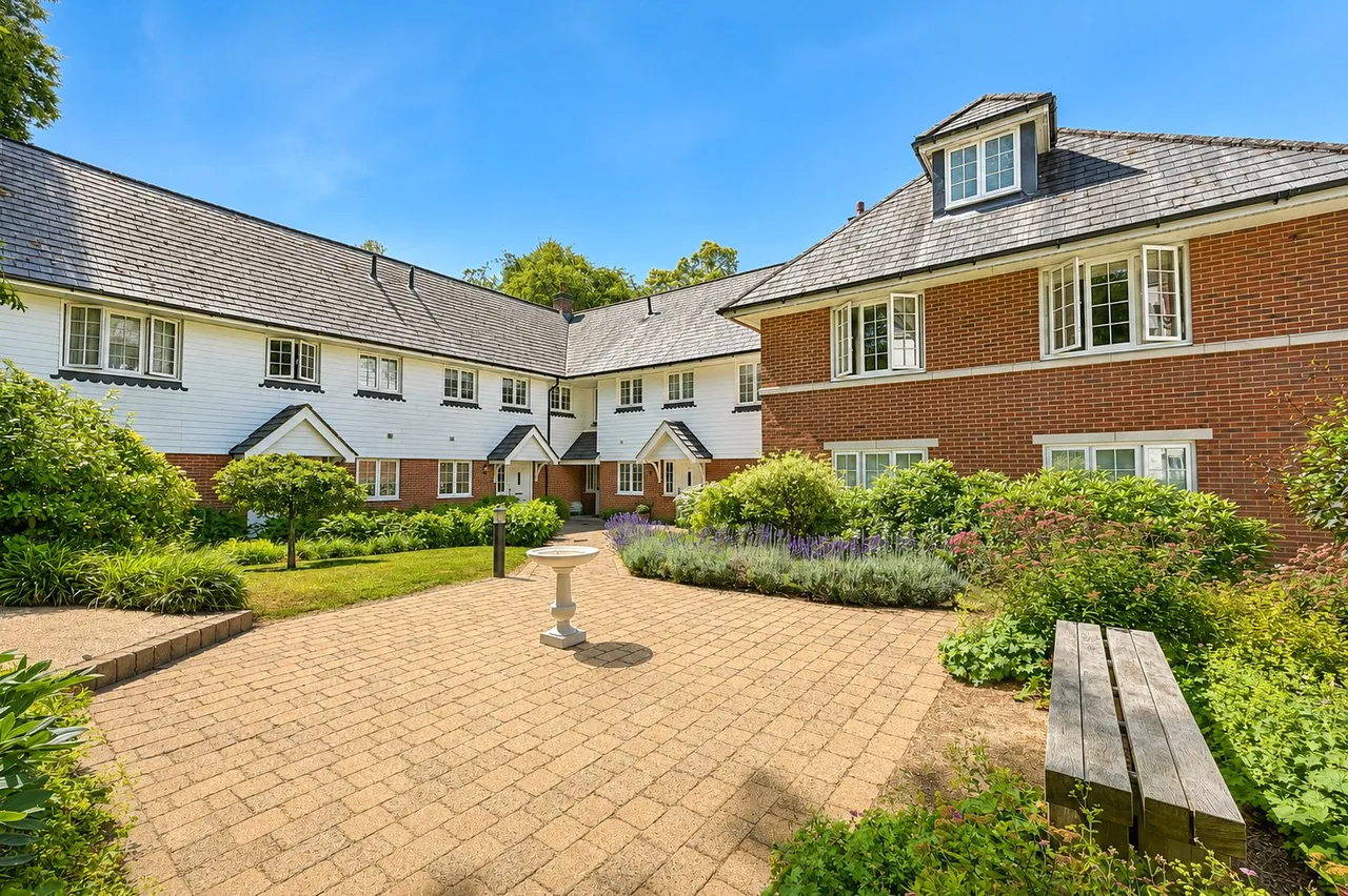 2 bed house for sale, Wood Road, Hindhead, GU26