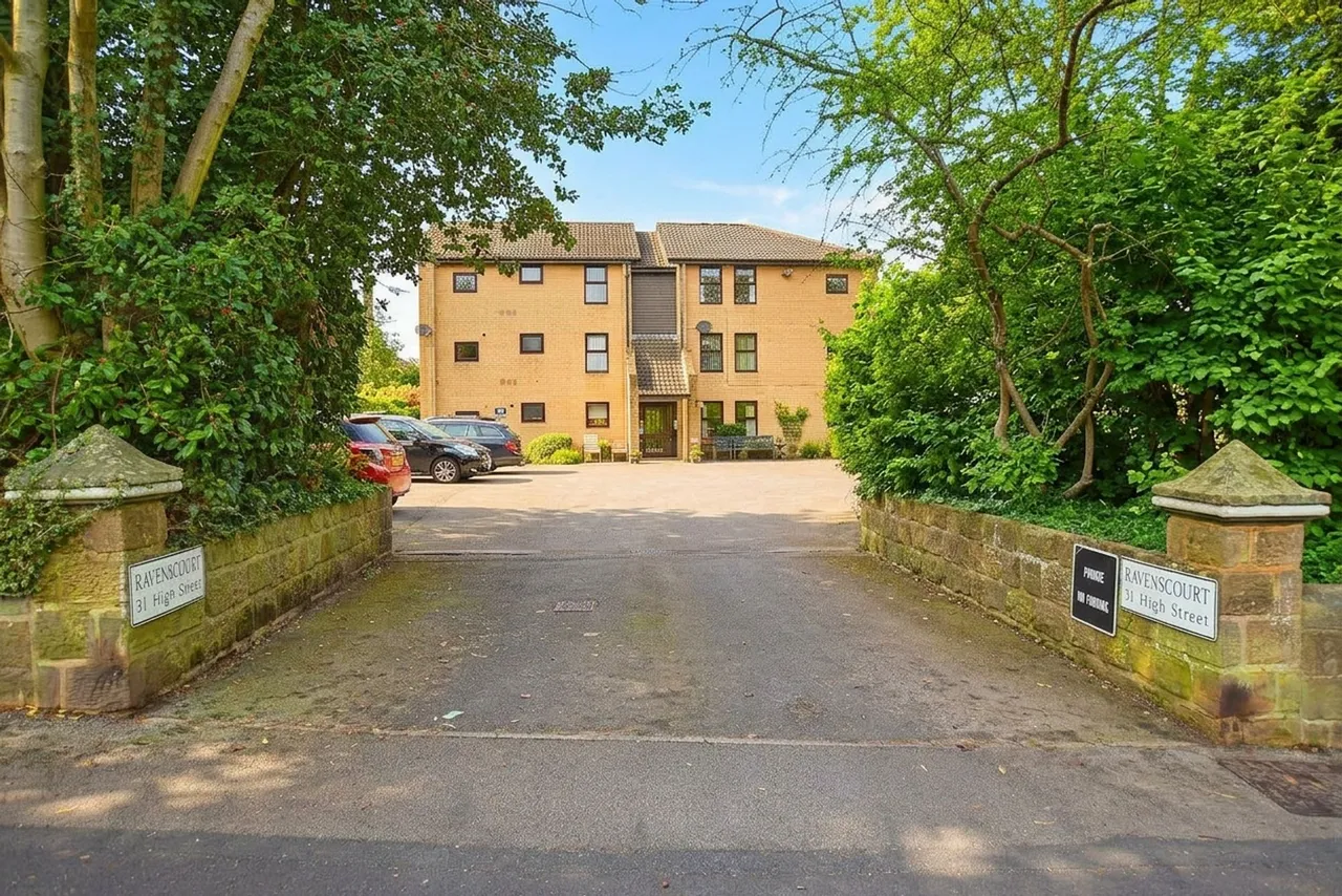 2 bed flat for sale, High Street, HG2
