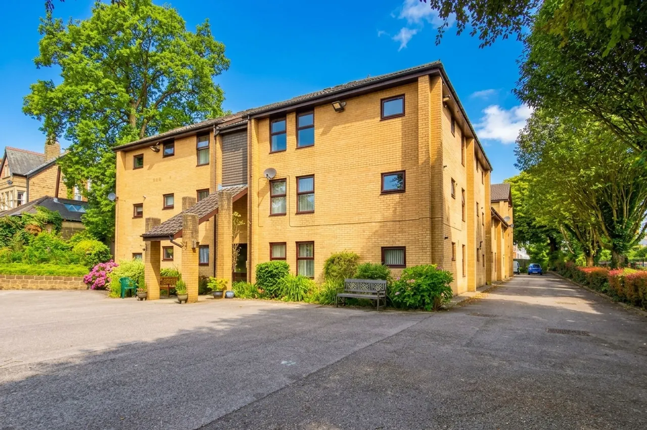 High Street, HG2, photo 9