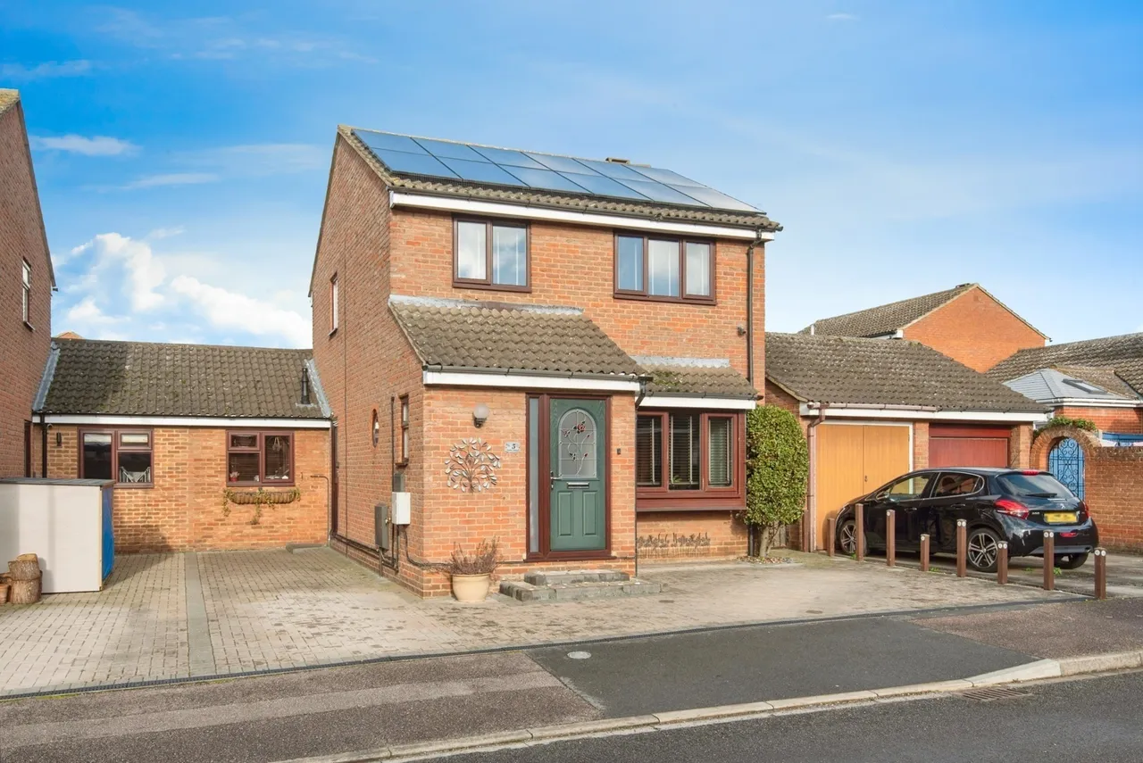 3 bed house for sale — Jubilee Gardens, Biggleswade, Bedfordshire, SG18