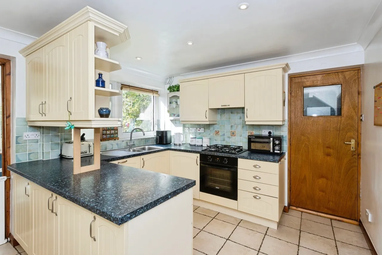 St. Marys Road, Hayling Island, PO11, photo 6