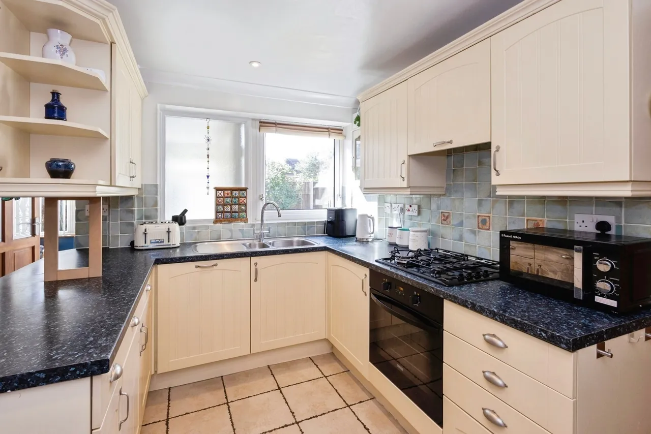 St. Marys Road, Hayling Island, PO11, photo 7