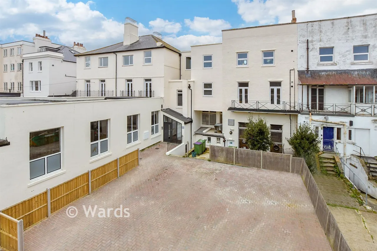 2 bed flat for sale, Pleydell Gardens, Folkestone, CT20
