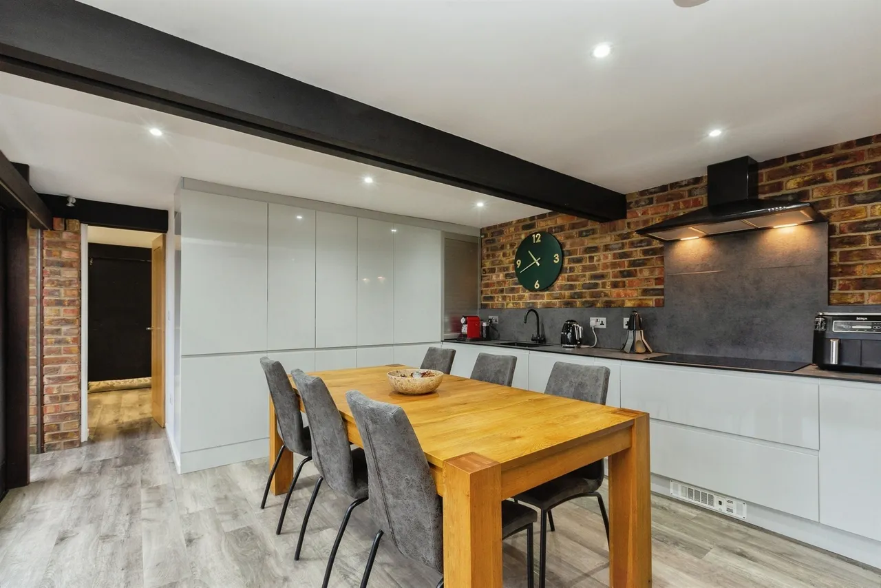 Bishopstone Road, Stone, Aylesbury, photo 4