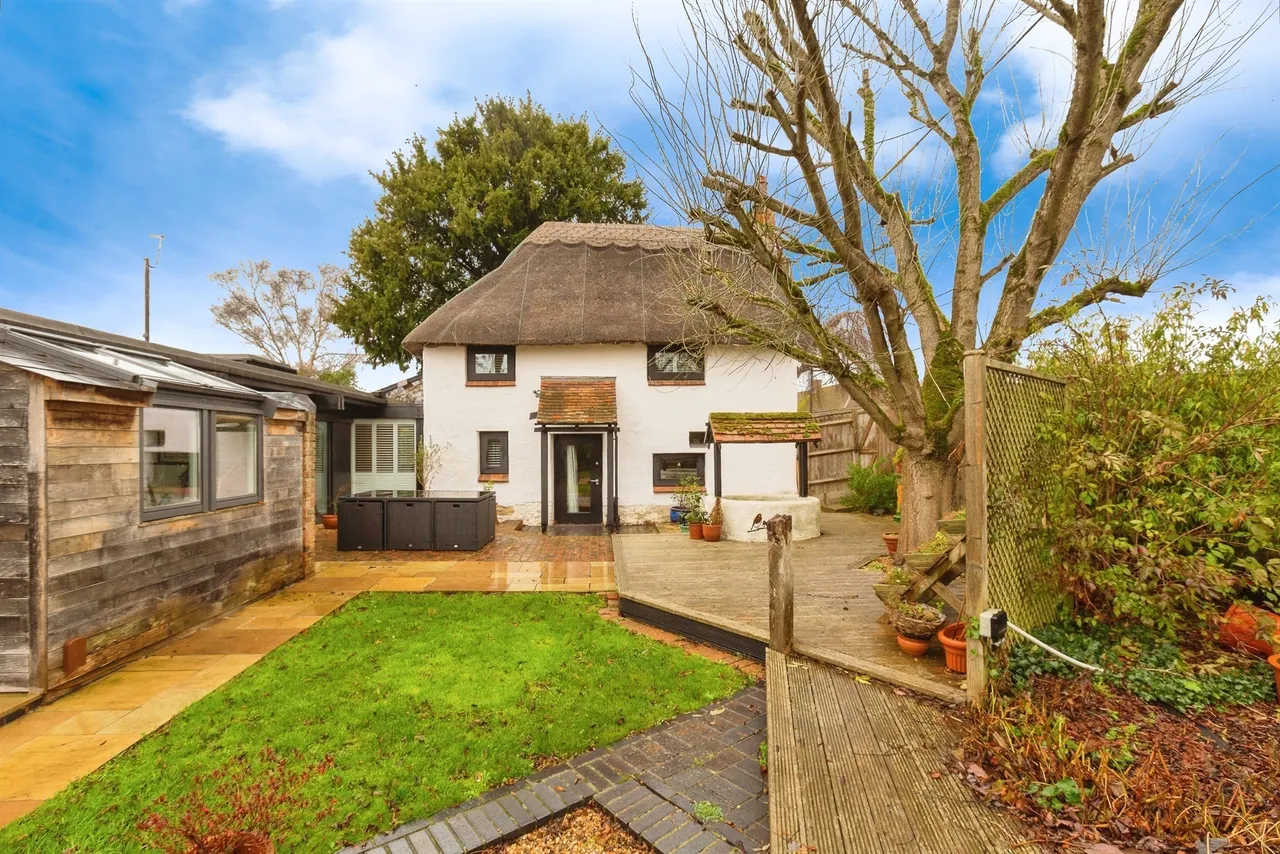 2 bed house for sale — Bishopstone Road, Stone, Aylesbury