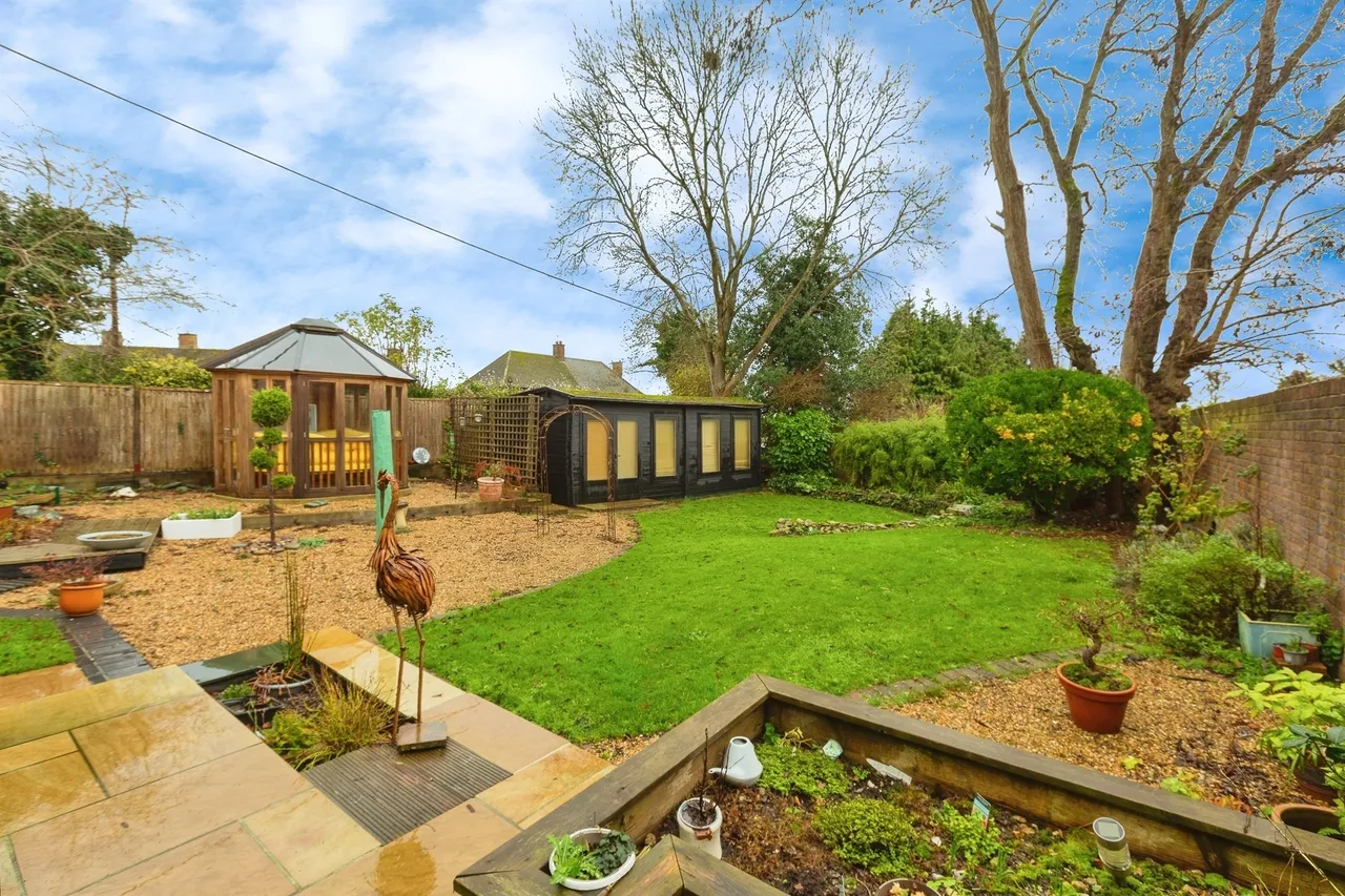 Bishopstone Road, Stone, Aylesbury, photo 12