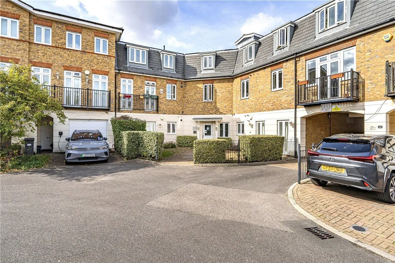 2 bed flat for sale, Elizabeth Gardens, Old Isleworth, TW7