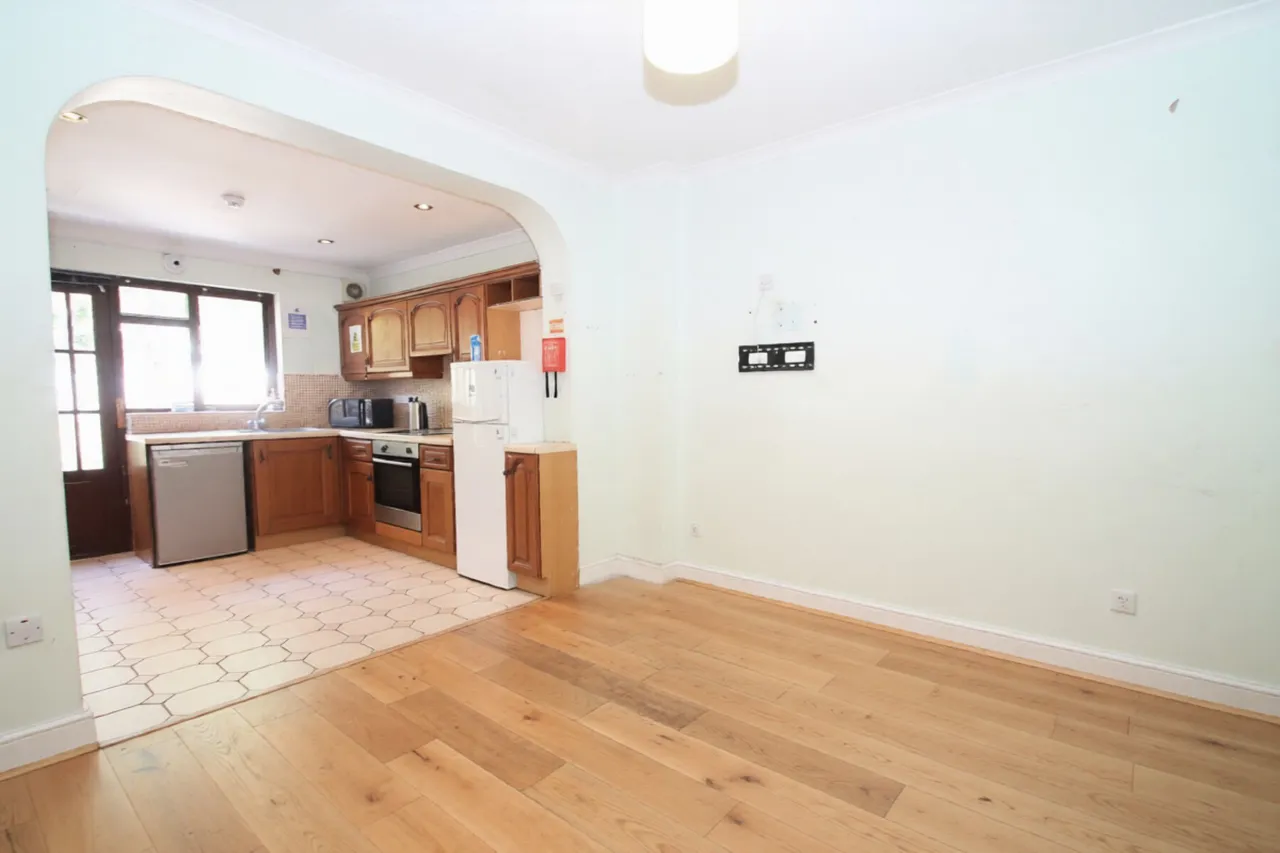 Eastcote Avenue, Greenford, UB6, photo 3