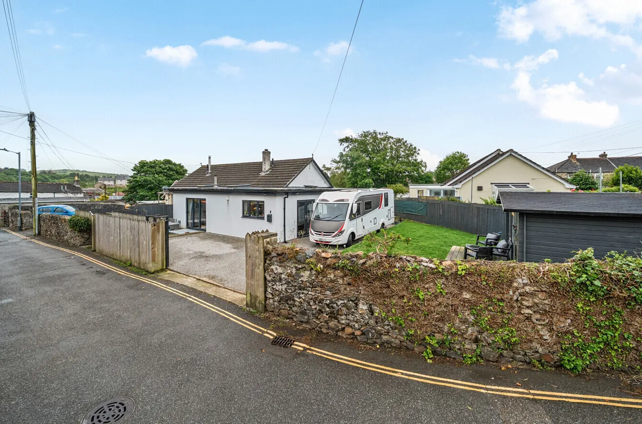 3 bed property for sale — Scowbuds, Tuckingmill, Camborne, Cornwall, TR14