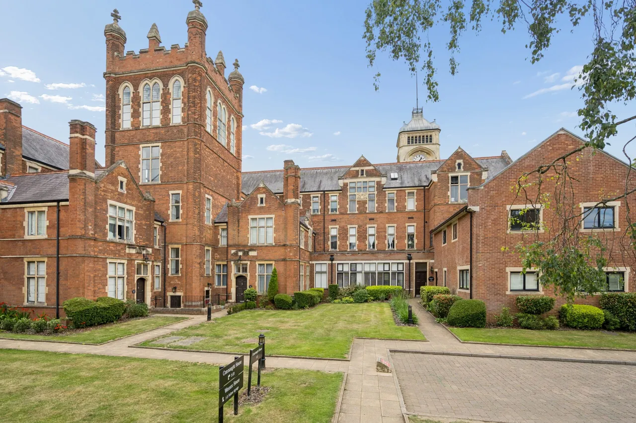 3 bed flat for sale — Connaught House, Royal Connaught Drive, Bushey, WD23 2RB