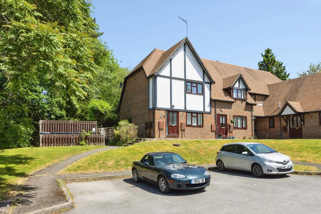 1 bed house for sale, Broad Ha'penny, Wrecclesham, GU10