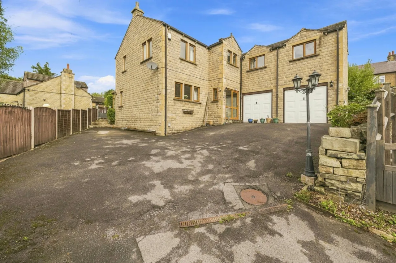 5 bed house for sale — Far Bank, Shelley