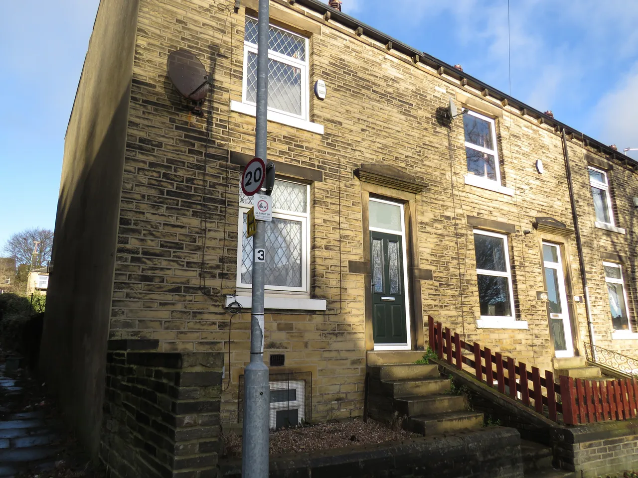 2 bed house to rent — Emscote Street South, HALIFAX
