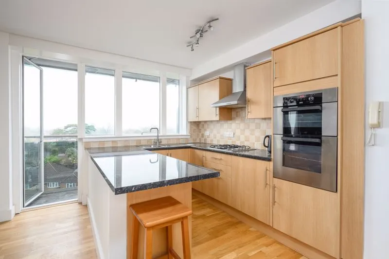 Wellington Close, Walton-On-Thames KT12 1AZ, photo 4
