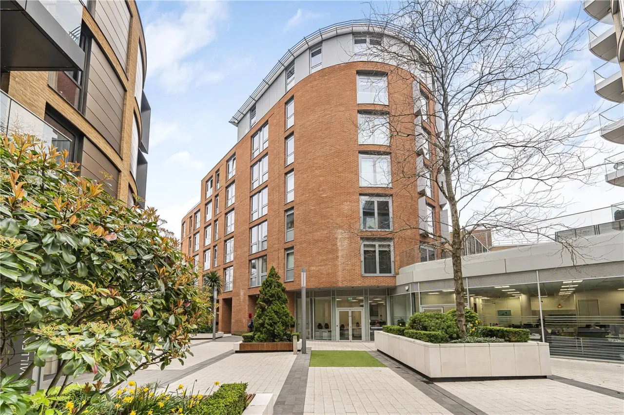 2 bed property for sale, Plaza Gardens, London