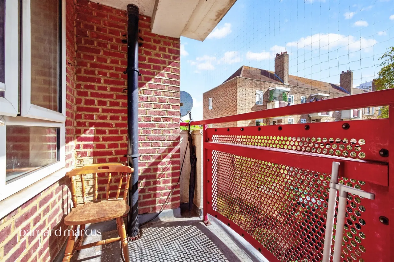 3 bed flat for sale — Goldsmith Road, London