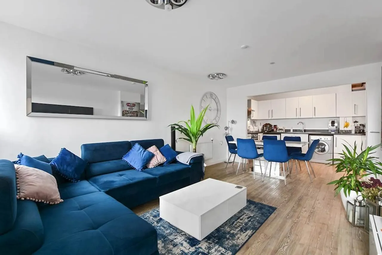 2 bed flat for sale — High Road, Wembley, Greater London, HA9 6BF