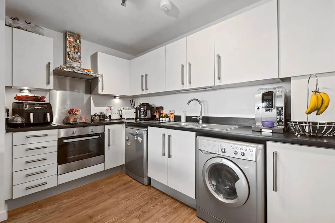 High Road, Wembley, Greater London, HA9 6BF, photo 2