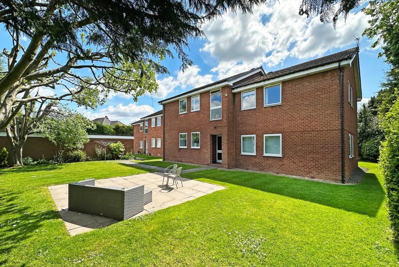 2 bed flat for sale — Thorndale Court, Timperley, Cheshire WA15 7SE