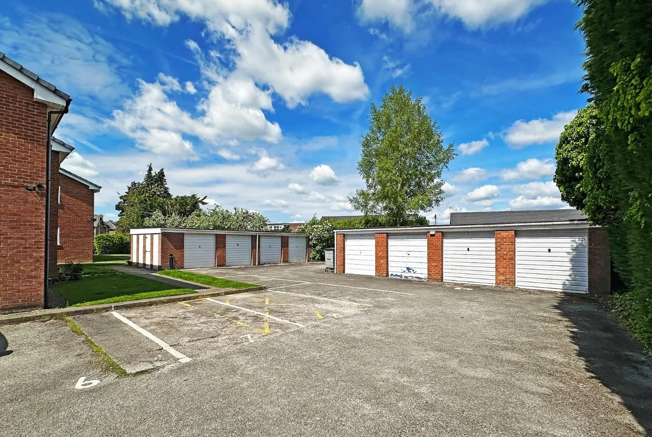 Thorndale Court, Timperley, Cheshire WA15 7SE, photo 13