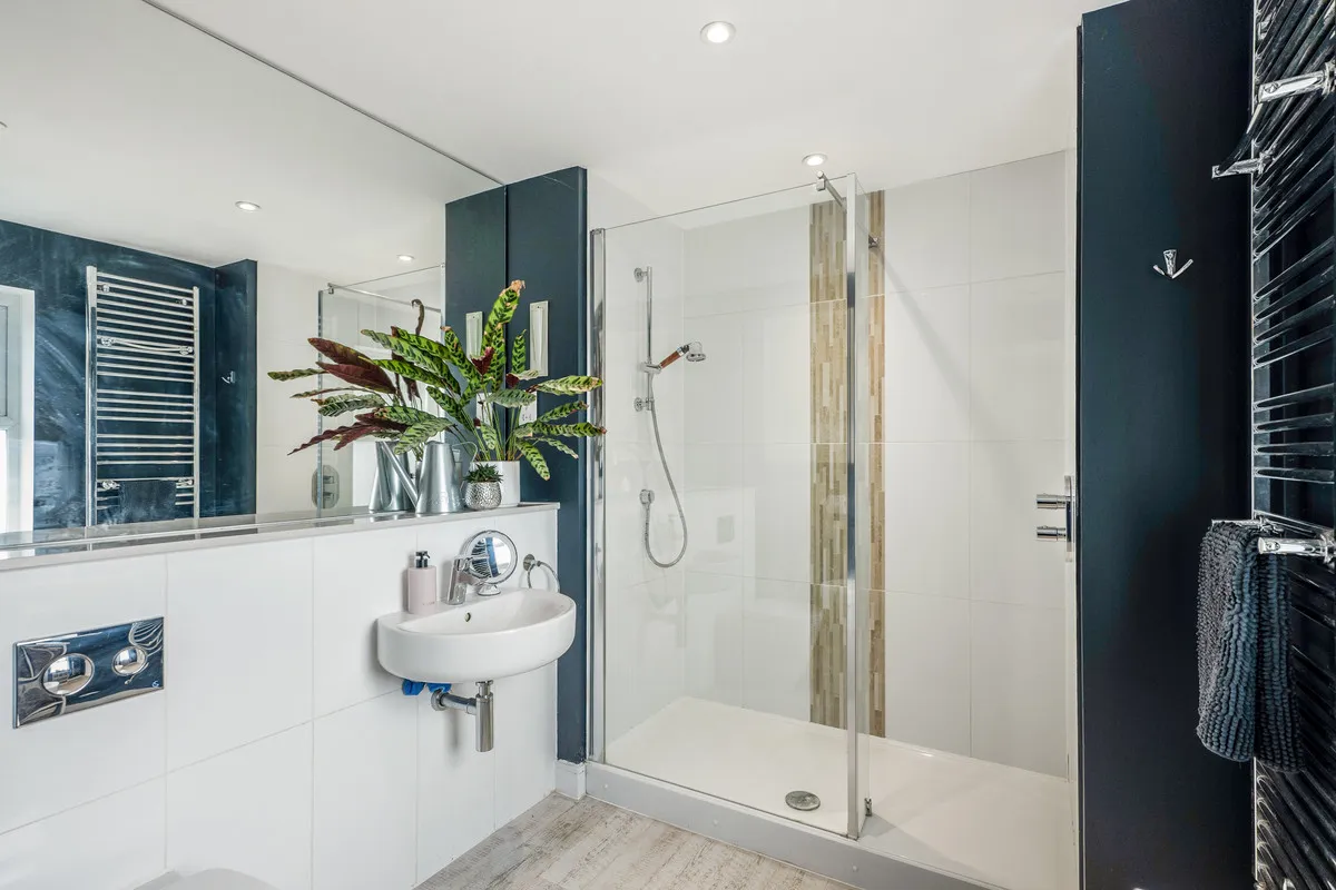 Horsham, RH12, photo 22