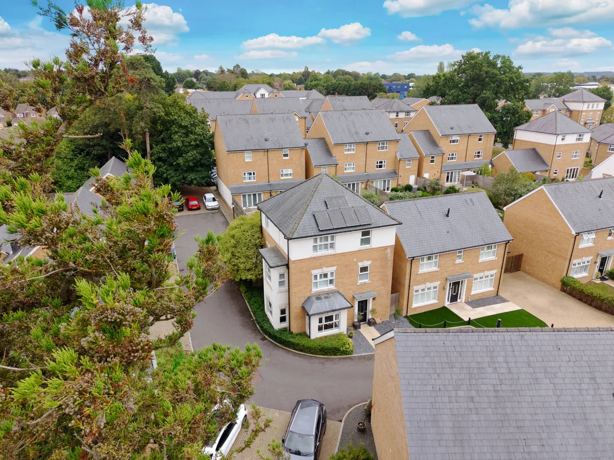 Horsham, RH12, photo 2