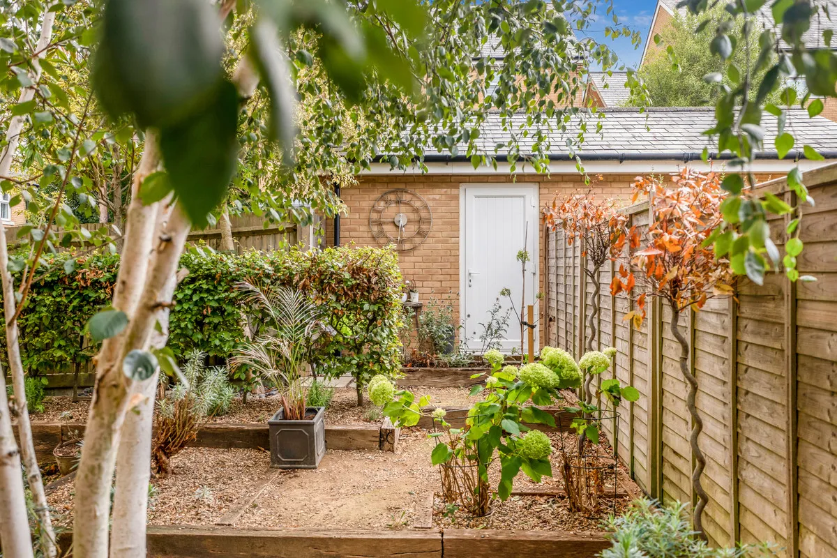 Horsham, RH12, photo 25
