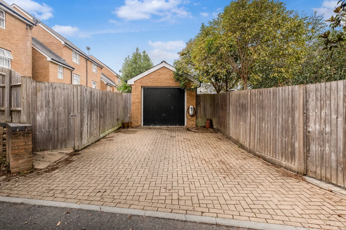 Horsham, RH12, photo 29