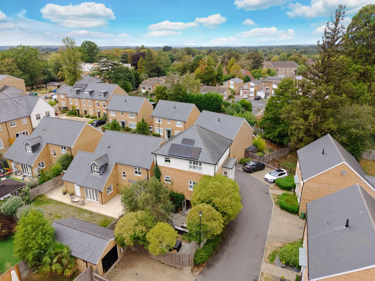 Horsham, RH12, photo 30