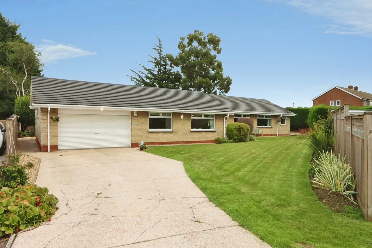 3 bed house for sale — Lingodell Close, Laughton, Sheffield, South Yorkshire, S25