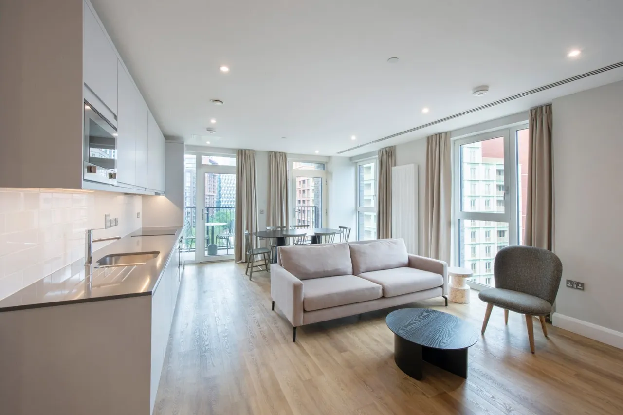 Moat Street, London, SW11, photo 2