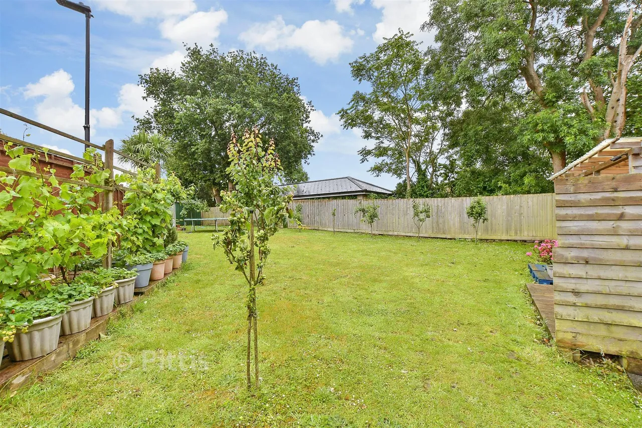 Venner Avenue, Cowes, PO31, photo 2