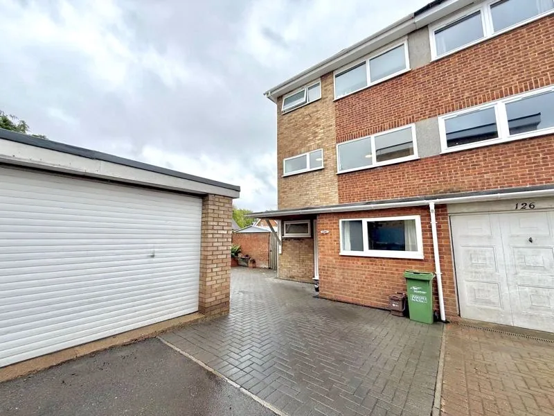 4 bed house for sale — St. Michaels Avenue, Houghton Regis LU5 5DH