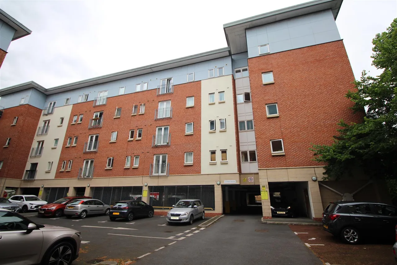 2 bed flat for sale — Elmira Way, Salford, M5 3DE