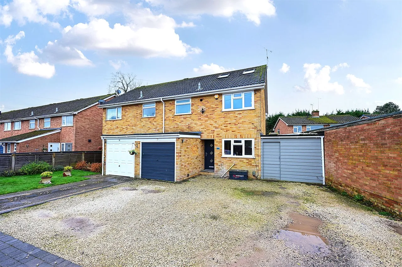 4 bed house for sale — Harpton Close, Yateley, Hampshire, GU46 7SH