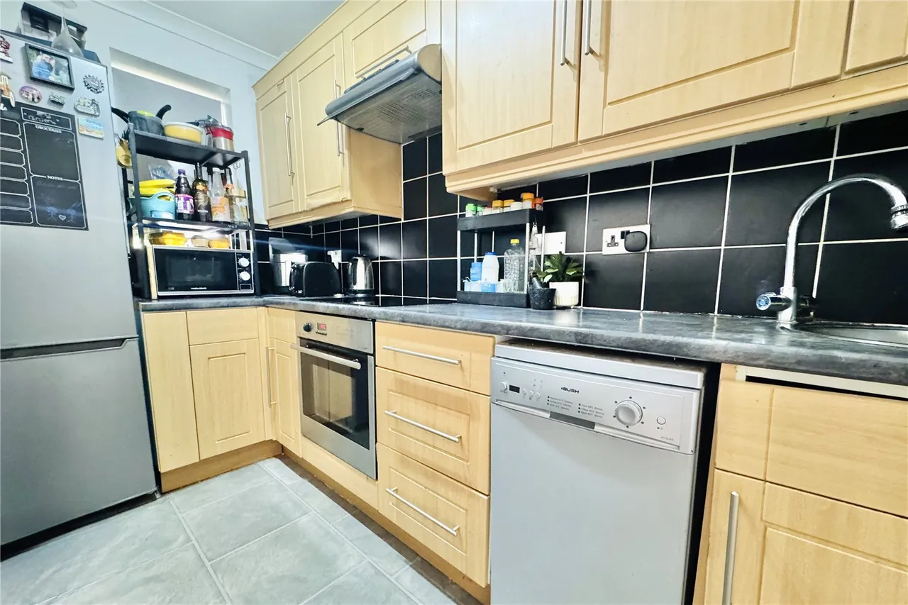 Bluebell Rise, Lightwater, Surrey, GU18 5YN, photo 3