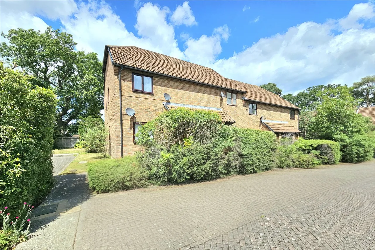 1 bed flat for sale — Bluebell Rise, Lightwater, Surrey, GU18 5YN