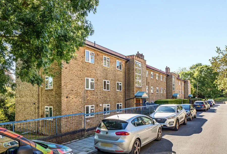 4 bed flat for sale, Thursley Gardens, London, SW19