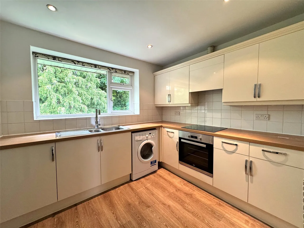 Oakfield Drive, Reigate, RH2, photo 2