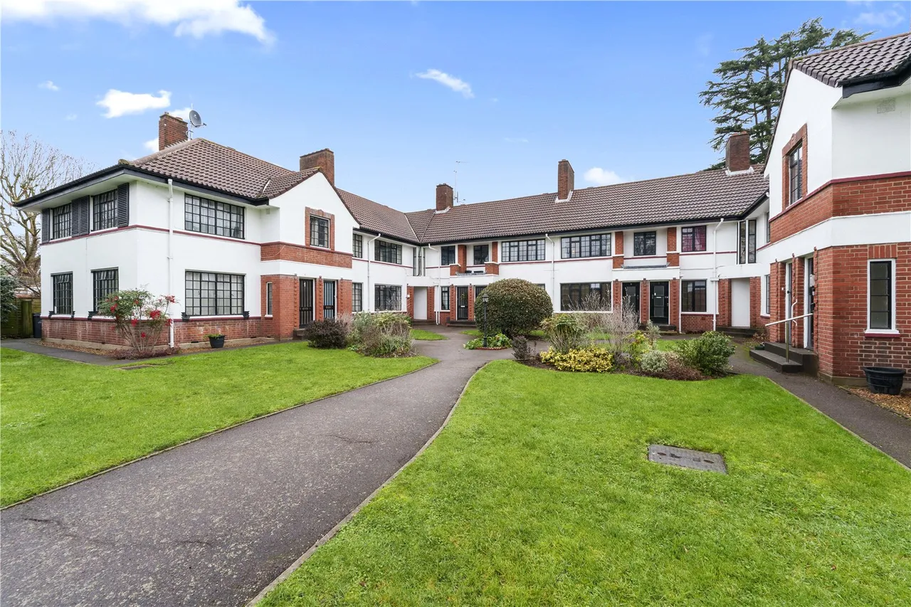 3 bed flat for sale — Berkley Court, London Road, Twickenham, TW1 1HA