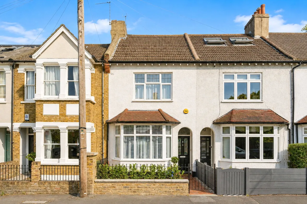3 bed house for sale — Burtons Road, Hampton Hill, TW12 1DB
