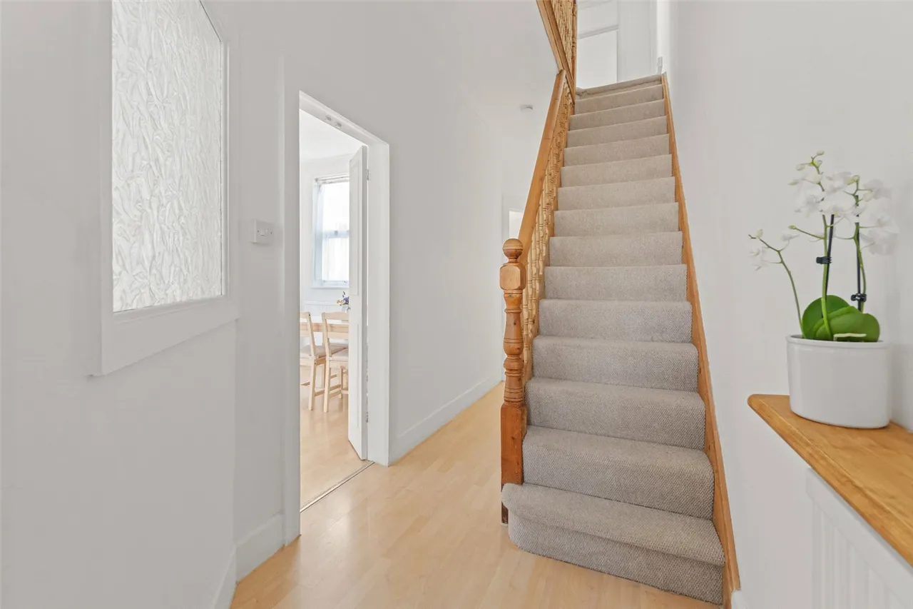 Burtons Road, Hampton Hill, TW12 1DB, photo 4